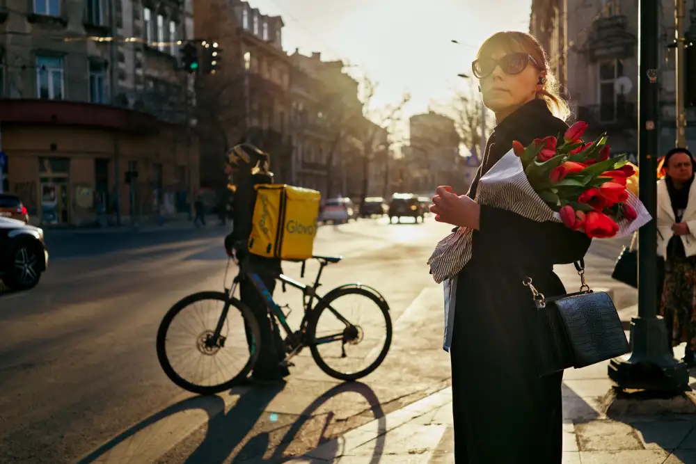 Malciu, Denis: Dame mit Tulpen bei Sonnenuntergang