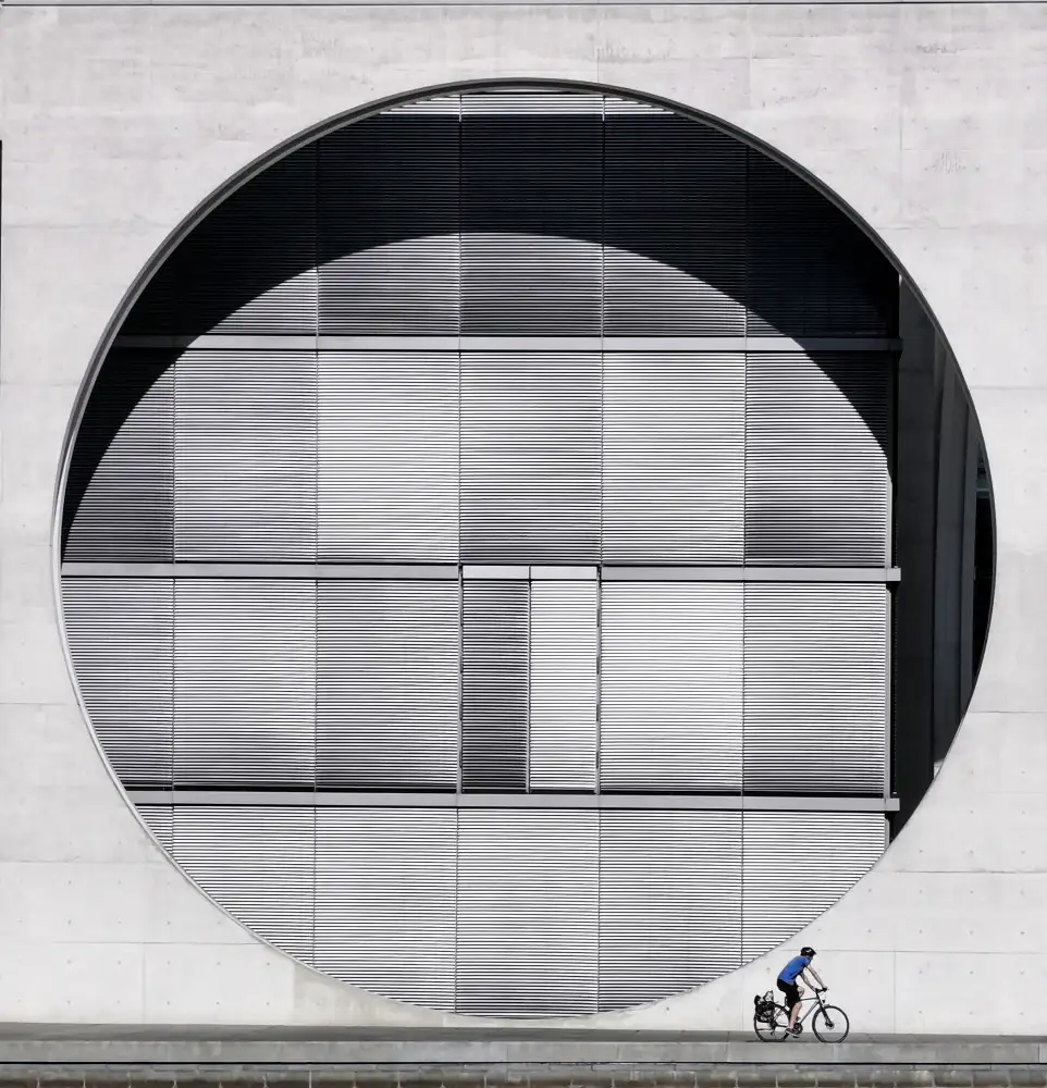 Tagliarino, Marco: Biking under the circle