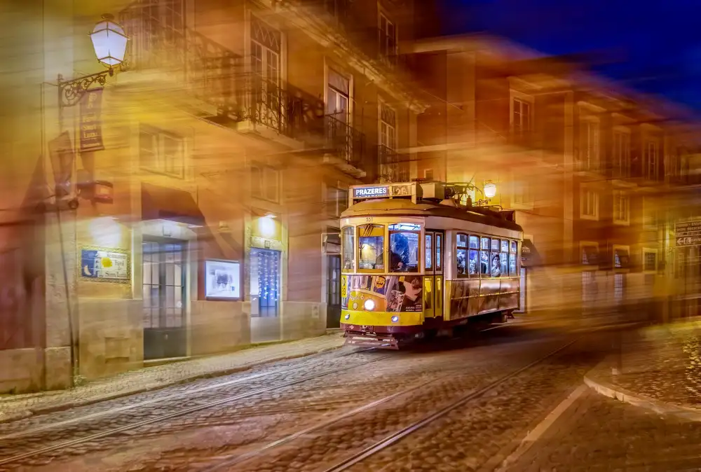 Zeng, Kenneth: Straßenbahn 28 bei Nacht