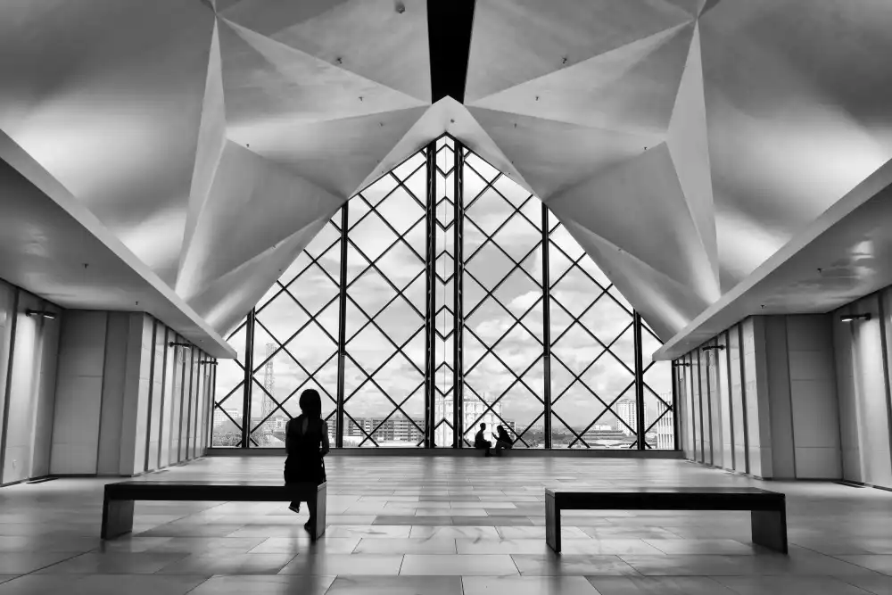 Long, Kieron: Interno del Museo