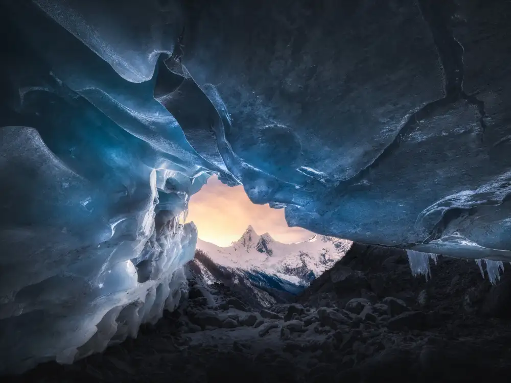 Ye, NingYun: Cueva de hielo y montaña nevada.