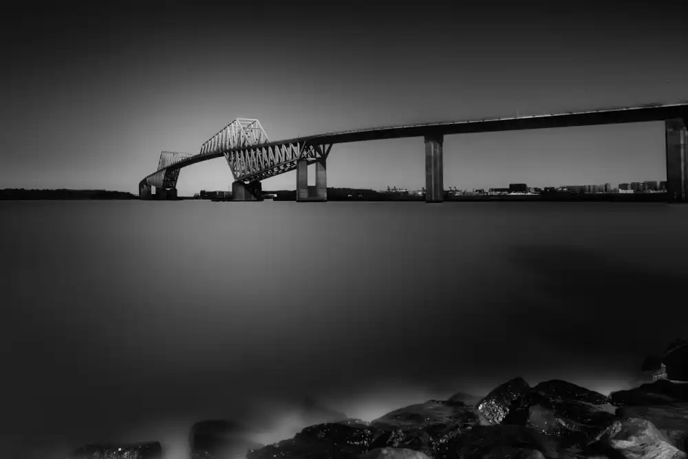 T, Amatou: Puente