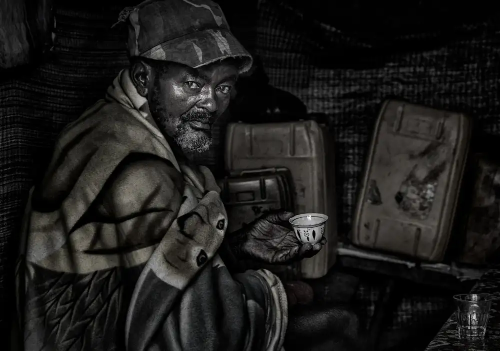 Garmendia, Inazio Joxe: Hombre etíope tomando una taza de café.