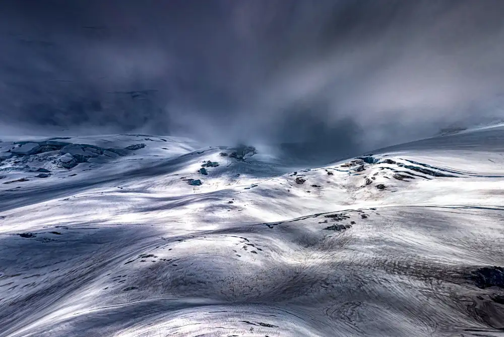 Huang, Liguang: Magic Light on Emmon’s Glacier
