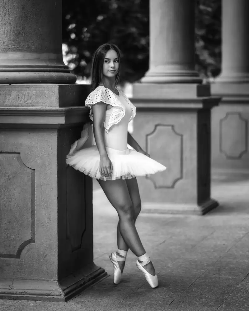 Nanev, Vasil: Ballerina on the street BW
