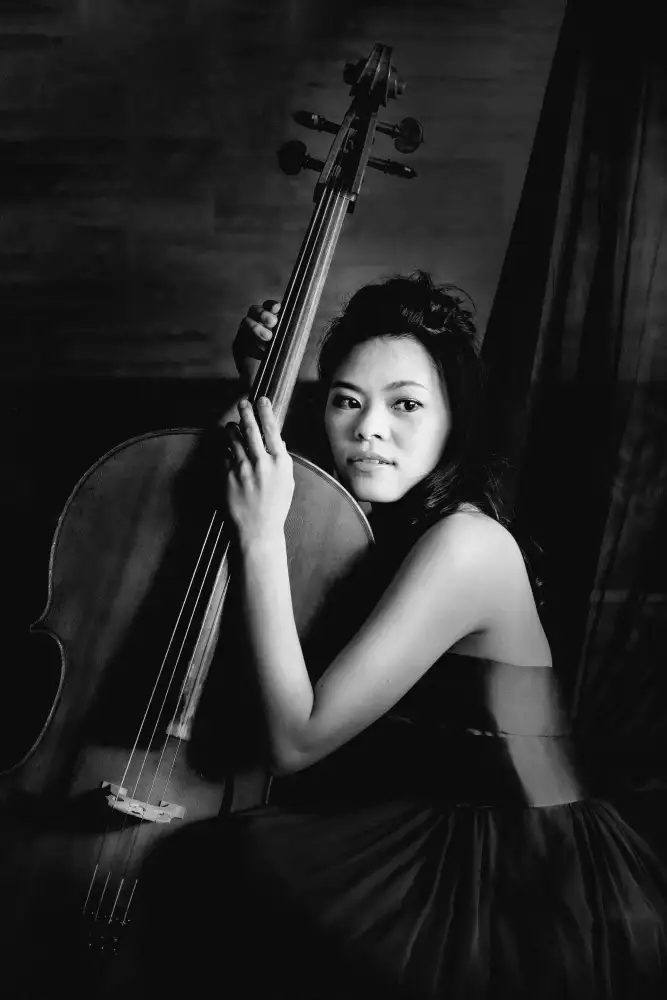 Yamamoto, Eiji: violonchelista femenina