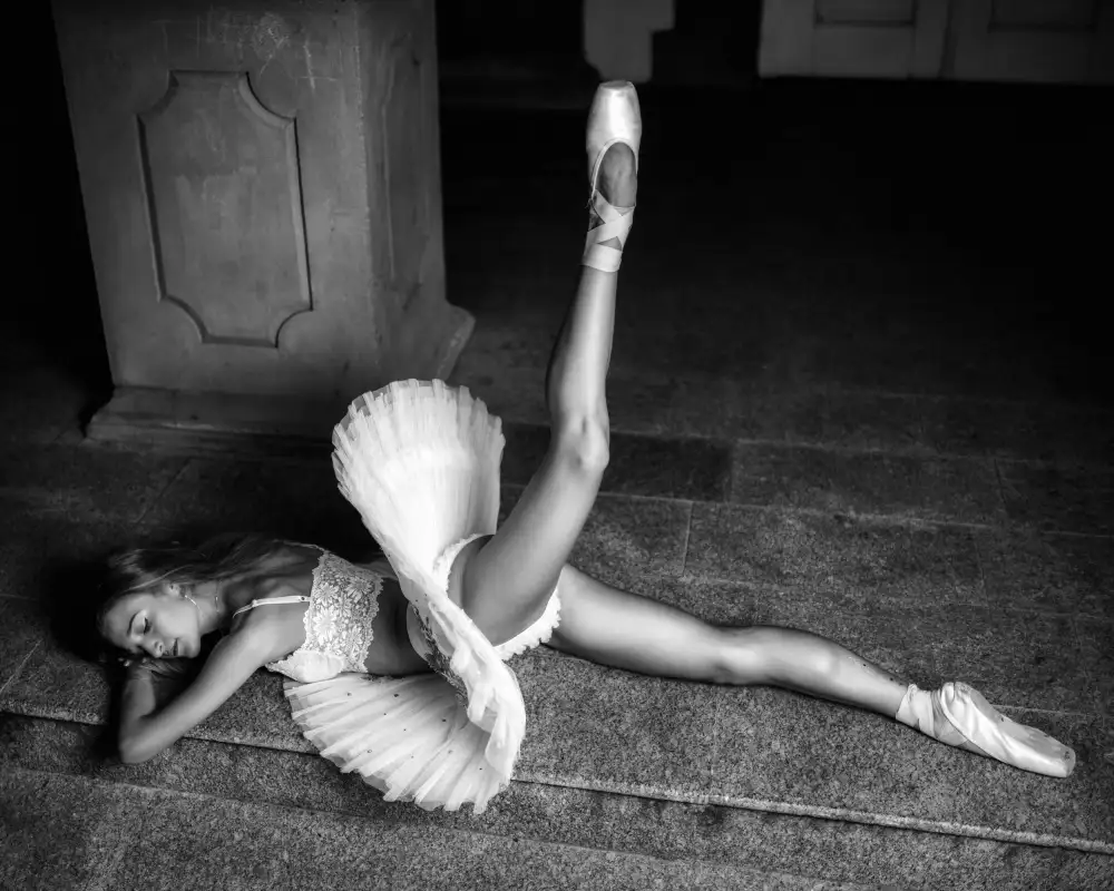 Nanev, Vasil: Ballerina lying on the stairs BW