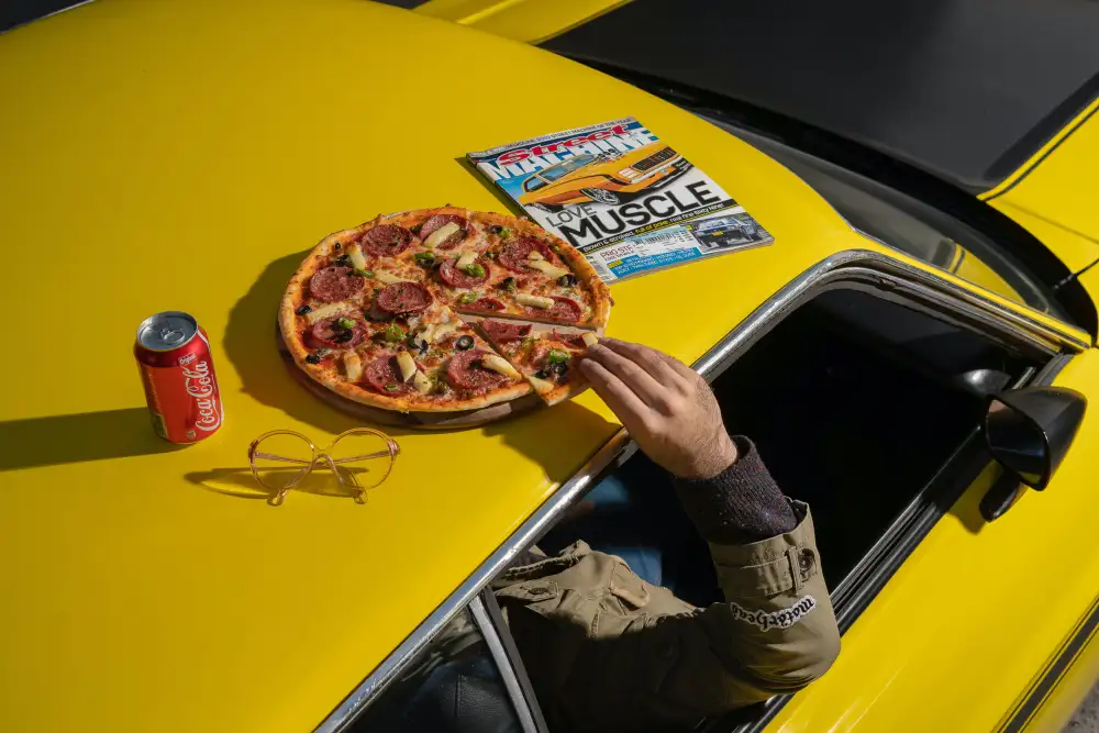 Hamedani, Ardalan: Pizza sur la vieille école Mustang
