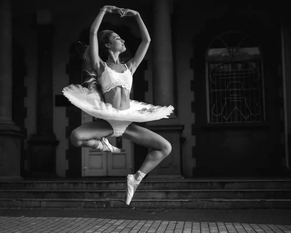 Nanev, Vasil: Ballerina is posing 6 BW