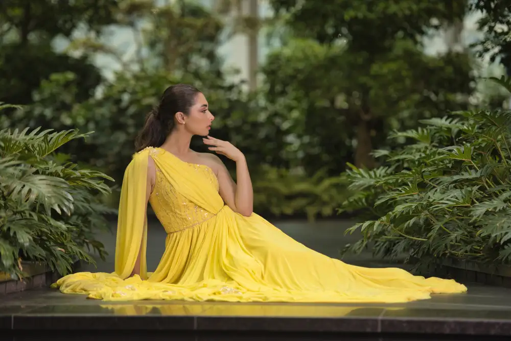 Belal, Ahmad: Reine grecque en jaune