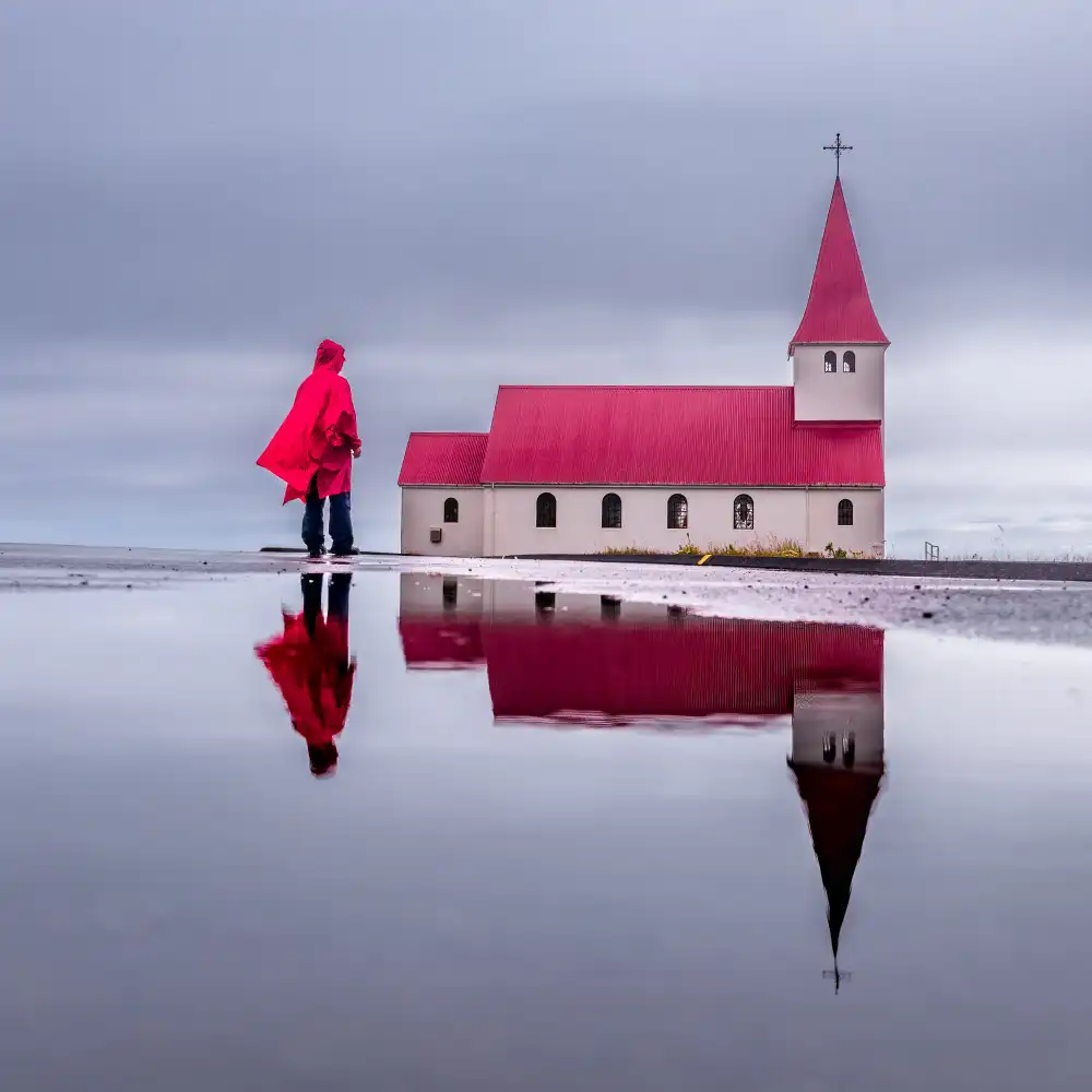 Ling, Ariel: Riflessione della chiesa di Vik