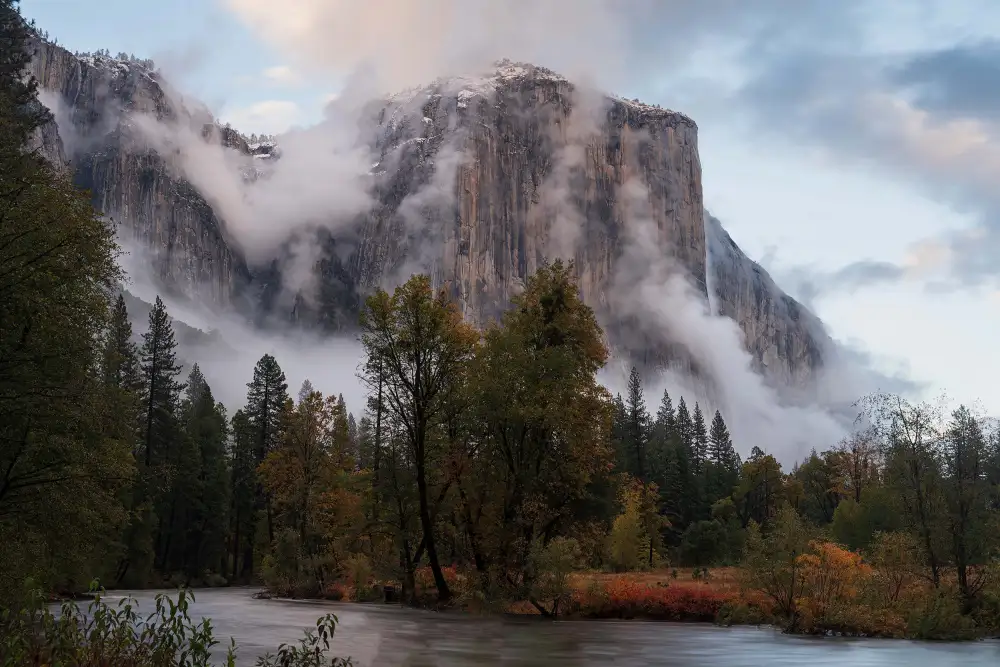 Shi, Mei: Fall color in mist