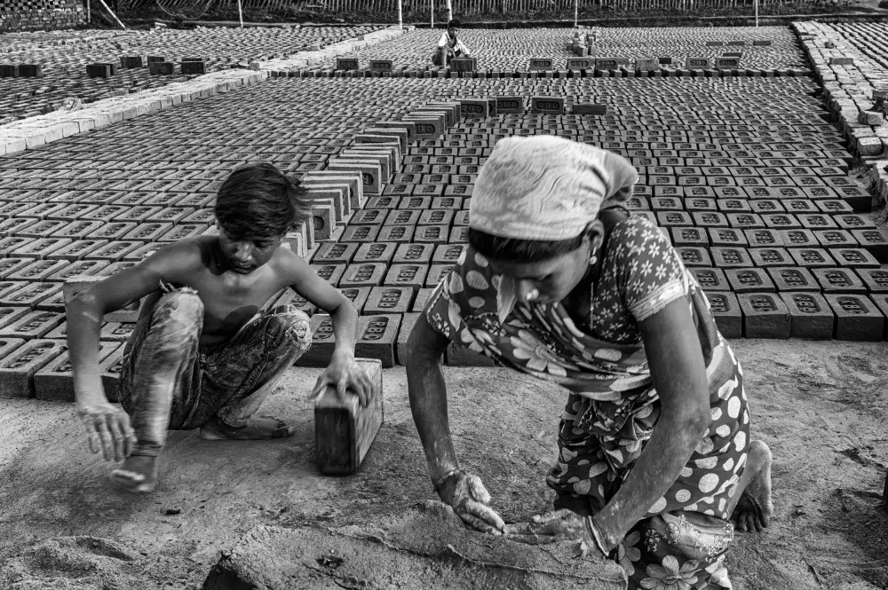 Chakraborty, Sudipta: Trabajo familiar