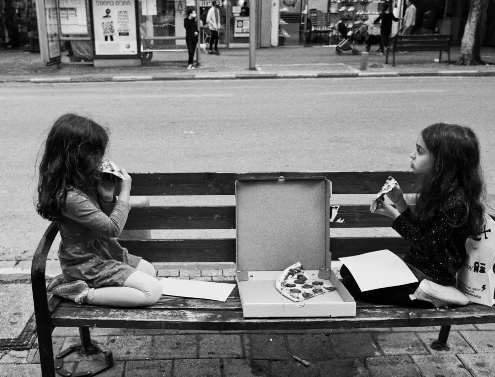 Ellbogen, Offer: due ragazze.