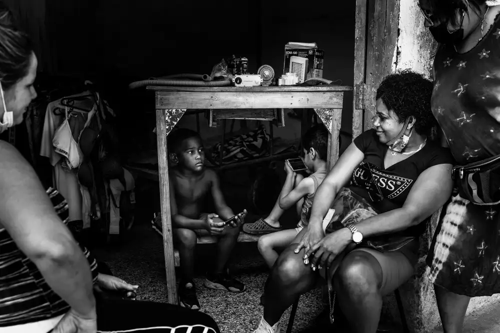 Khataw, Ali: Ventes de vêtements avec chat en famille !