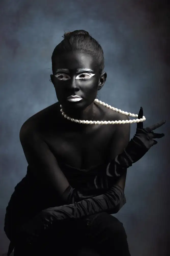 R, Bogdan Mihai: Black and white