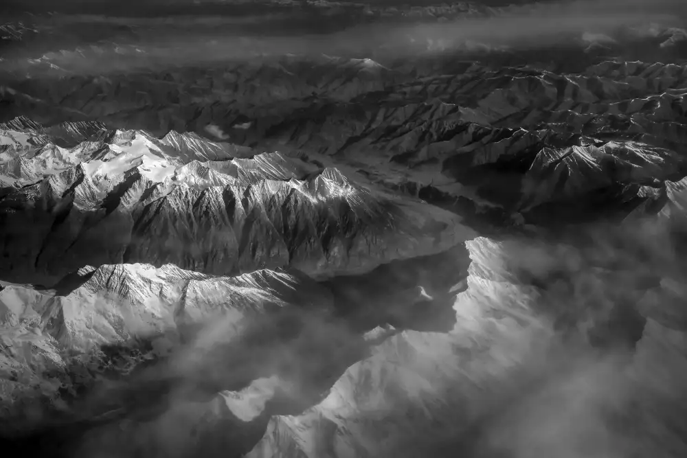 Liu, Ren Raymond: Le montagne innevate e le nuvole sull'altopiano del Tibet
