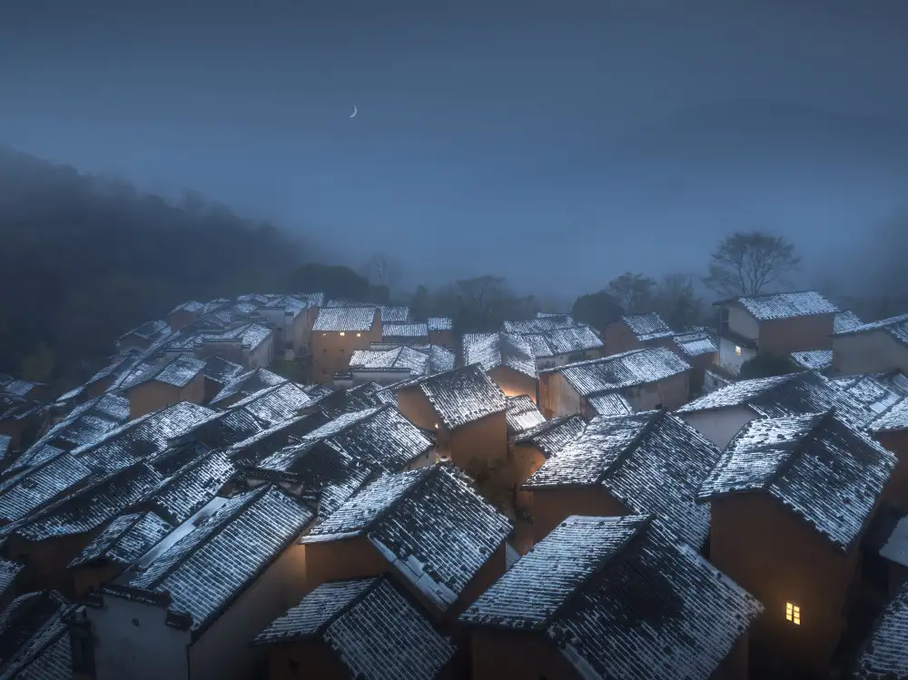 Ye, NingYun: Nieve de noche y pueblos antiguos.