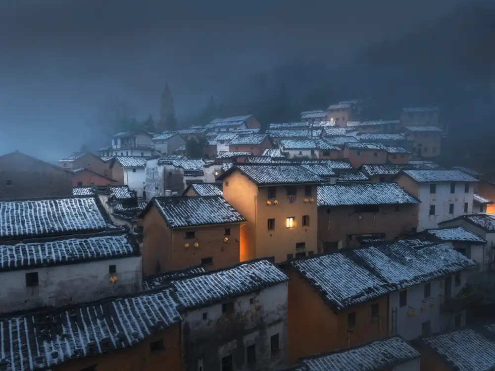 Ye, NingYun: Nieve de noche y pueblos antiguos.