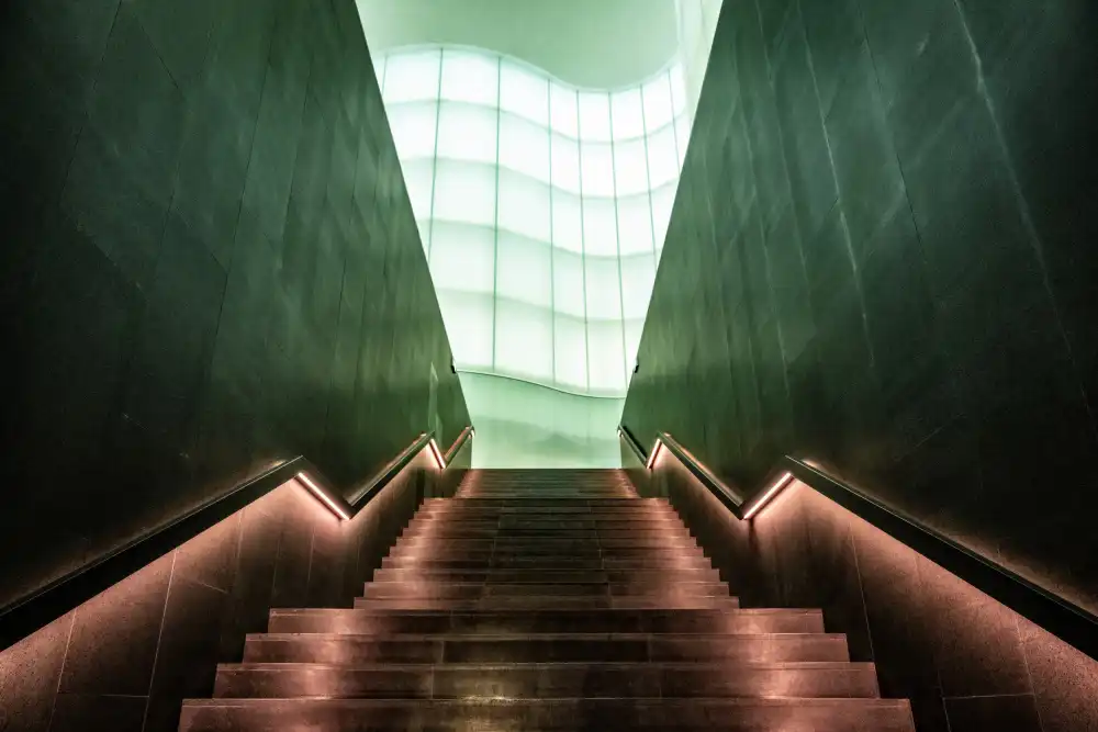Wride, Linda: escaliers de l'atrium