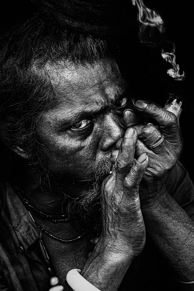DAS, CHANDRA JAYATU: FUMEUR