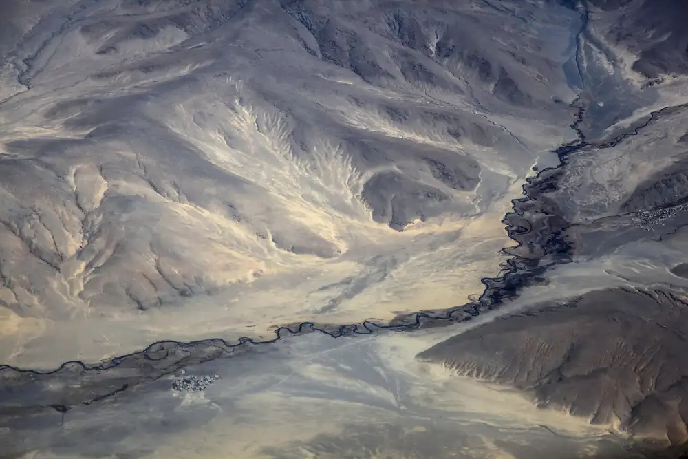 Liu, Ren Raymond: Veduta aerea del fiume sull'altopiano del Tibet