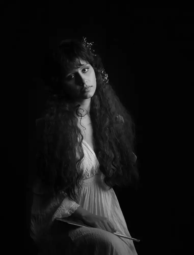 Zhao, Emma: Ragazza in abito bianco