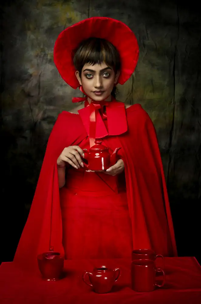 BHATTACHARYYA, PARTHA: DIE DAME MIT ROTER TEEKANNE