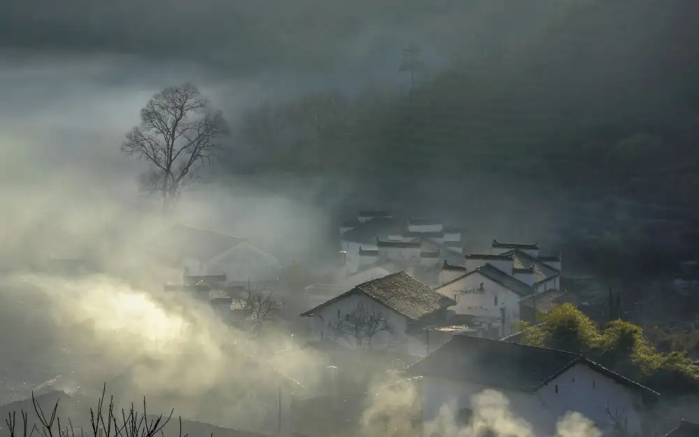 Liu, Ren Raymond: Il villaggio con il fumo che si accartoccia nella nebbia mattutina