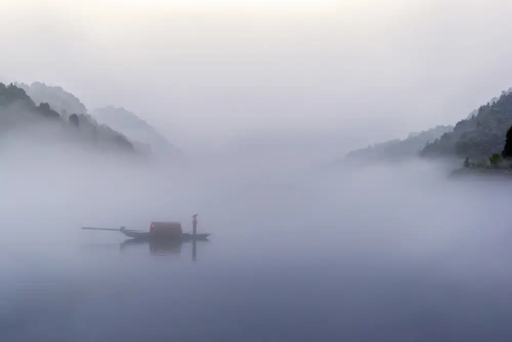 Liu, Ren Raymond: Il peschereccio nella nebbia dell'alba