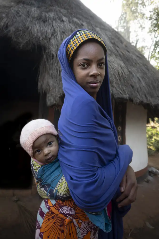 Molina, Elena: giovane mamma con il suo bambino al palazzo Idool,Camerun