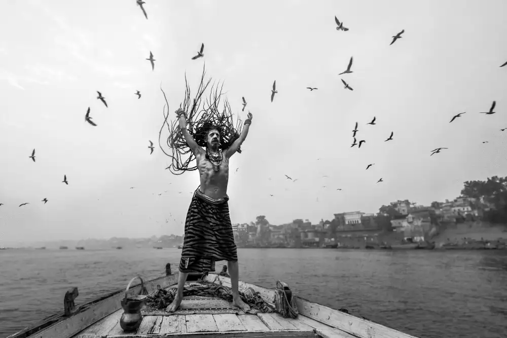 Das, Prithul: Naga Sadhu posant sur un bateau à Varanasi
