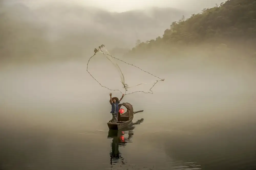 Liu, Ren Raymond: Un pescatore nella nebbia mattutina