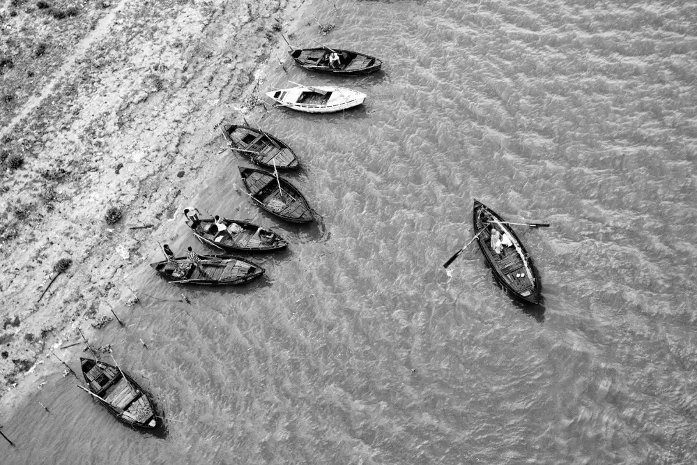 Nandi, Shaibal: Boote im Fluss