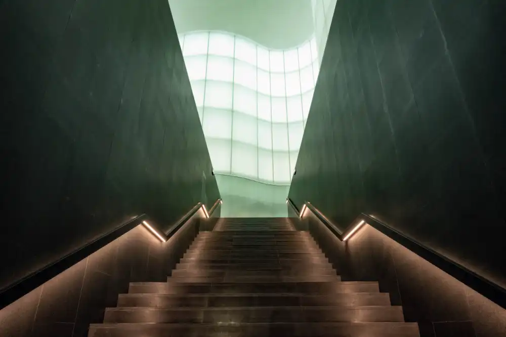 Wride, Linda: Escaliers de l'atrium