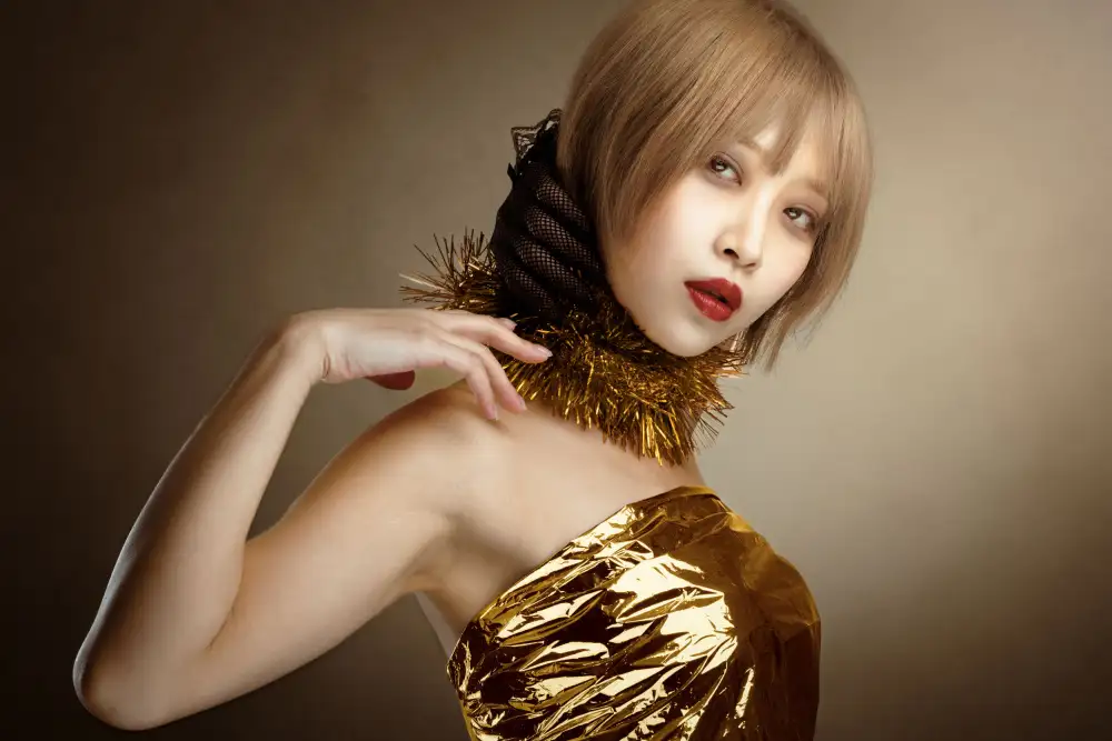 Sumimoto, Suguru: Goldenes Kleid
