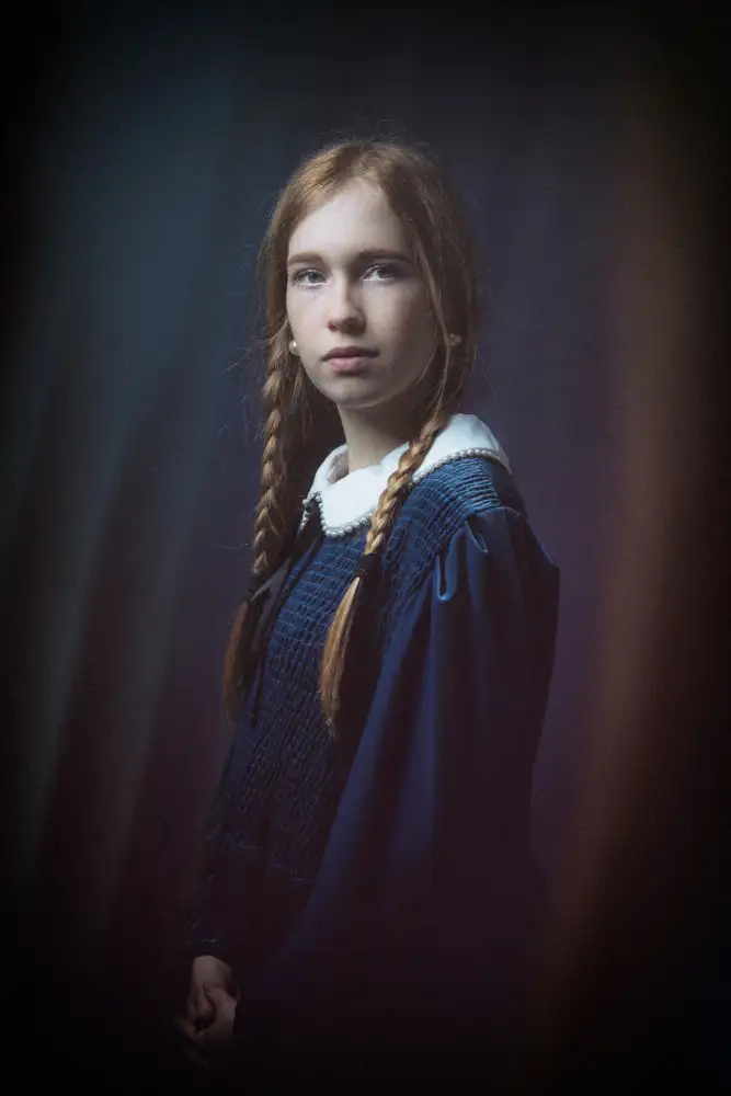 Franke, Ruth: Mädchen mit blauem Kleid