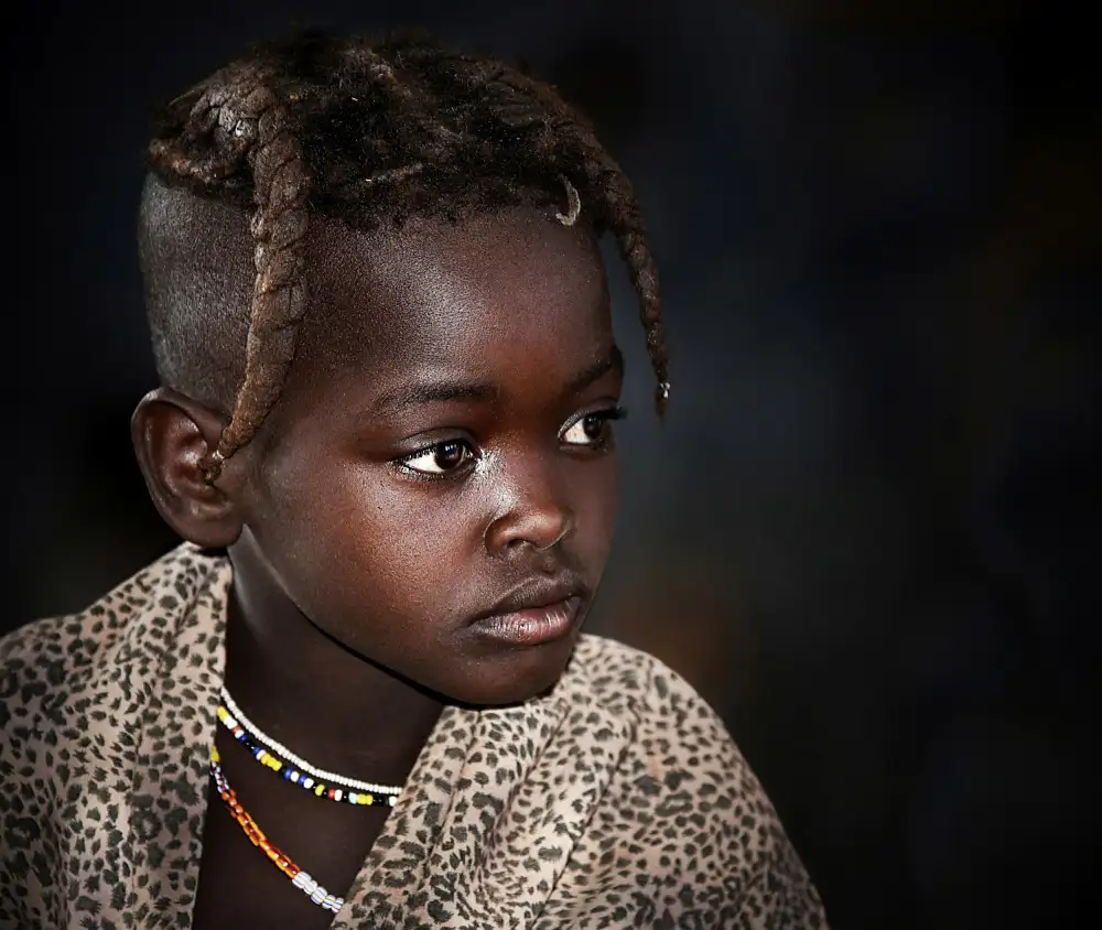 Perovich, Irene: Niña himba en la escuela