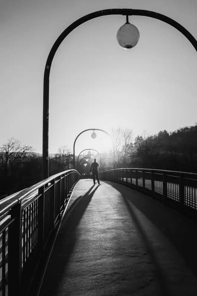 Yamamoto, Eiji: Homme en contre-jour sur un pont