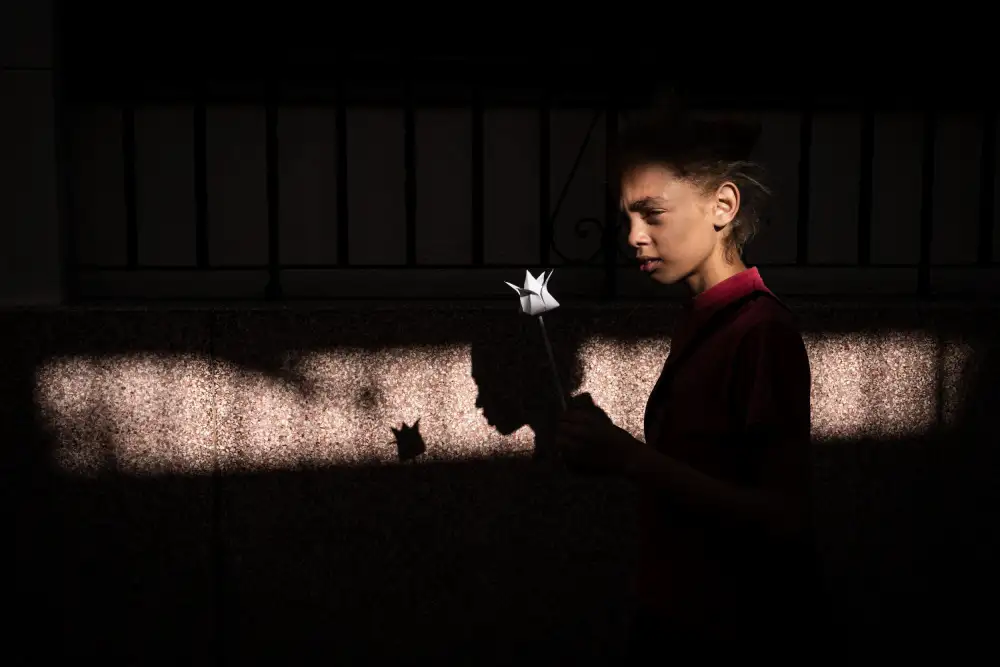 Khataw, Ali: Fille avec une rose en papier