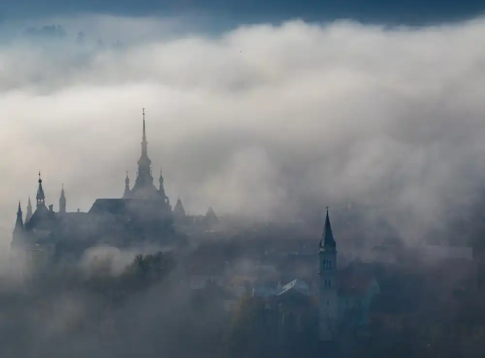 Oprea, Vio: Dense fog over old town