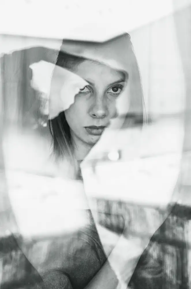 Ignatova, Desislava: the girl behind the window