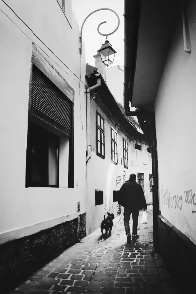 Elena, Raceala: Die Straße entlang laufen