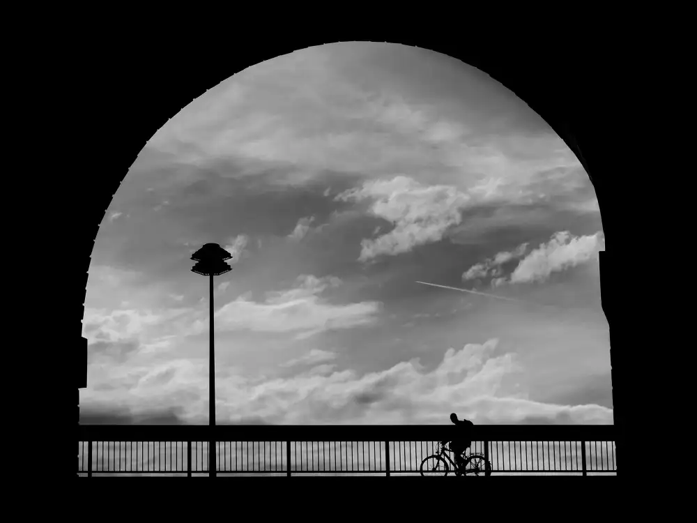 Yamamoto, Eiji: Cycliste,nuages et réverbère dans l'arche