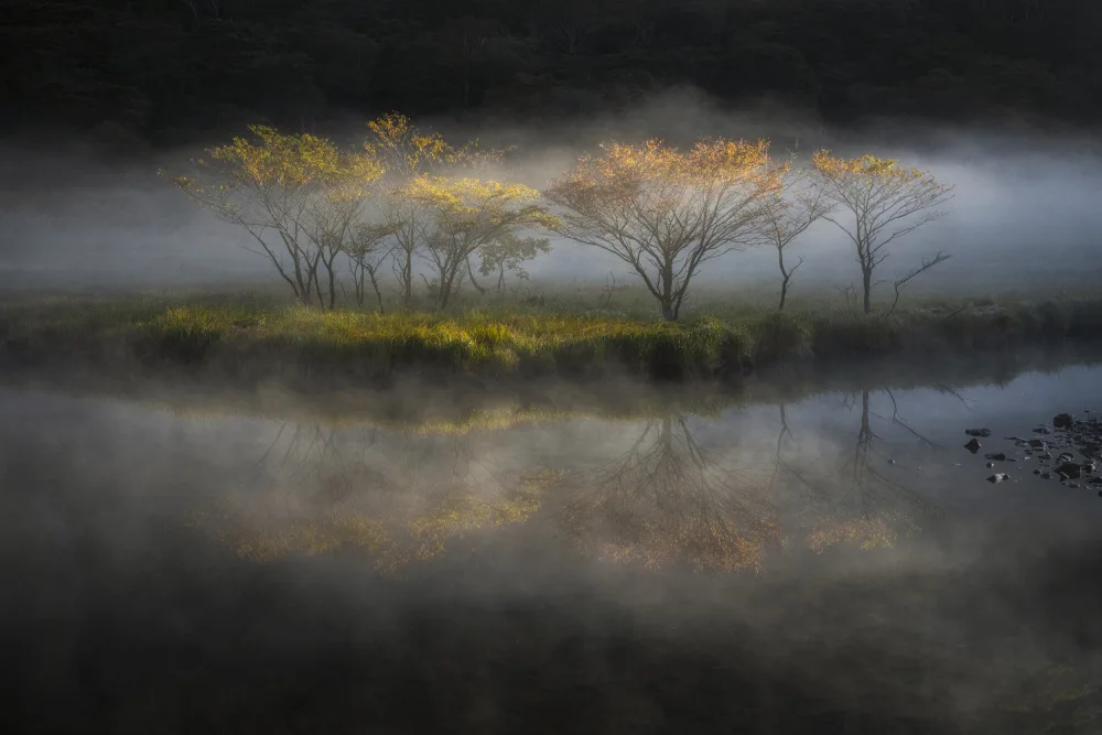 Nagase, Akira: Na podzim se prohlubuje na břehu jezera