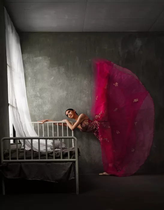 Aditya, Rawisyah: Bailarina de vestido rojo