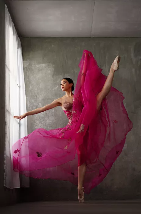 Aditya, Rawisyah: La pose de bailarina de vestido rojo.