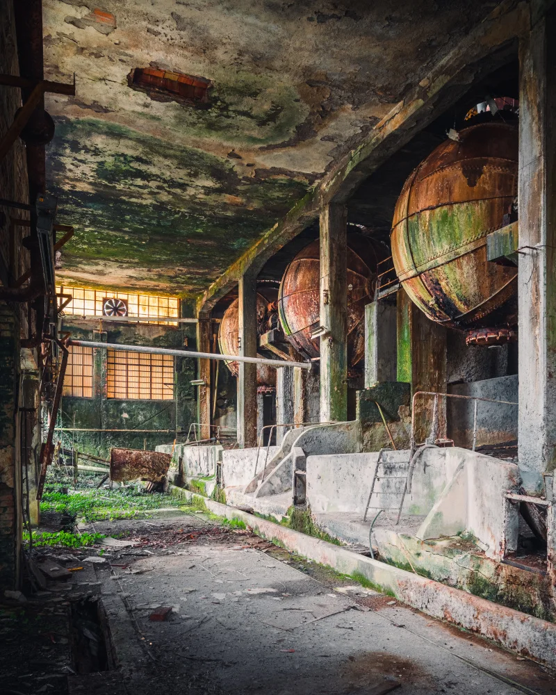 Robroek, Roman: Rusty Industrial Balls