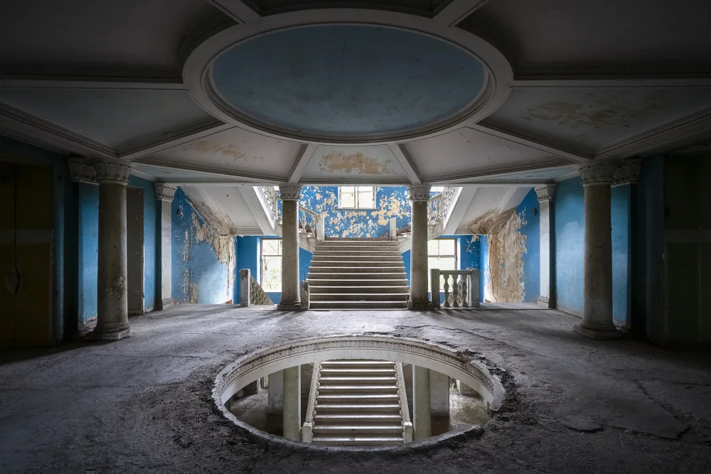 Robroek, Roman: Dark Blue Staircase