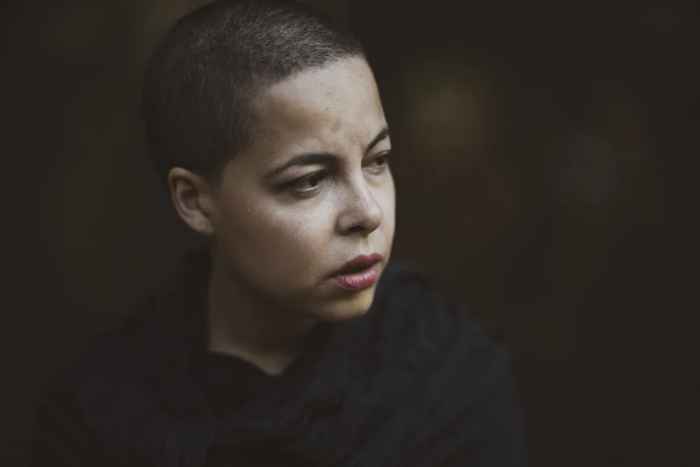akyurt, engin: portrait d'une jeune femme
